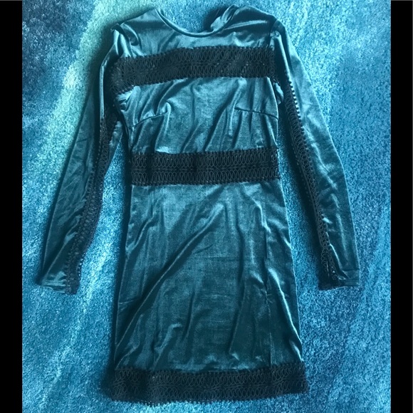 🖤Romeo & Juliet emerald velvet dress. - Picture 5 of 6
